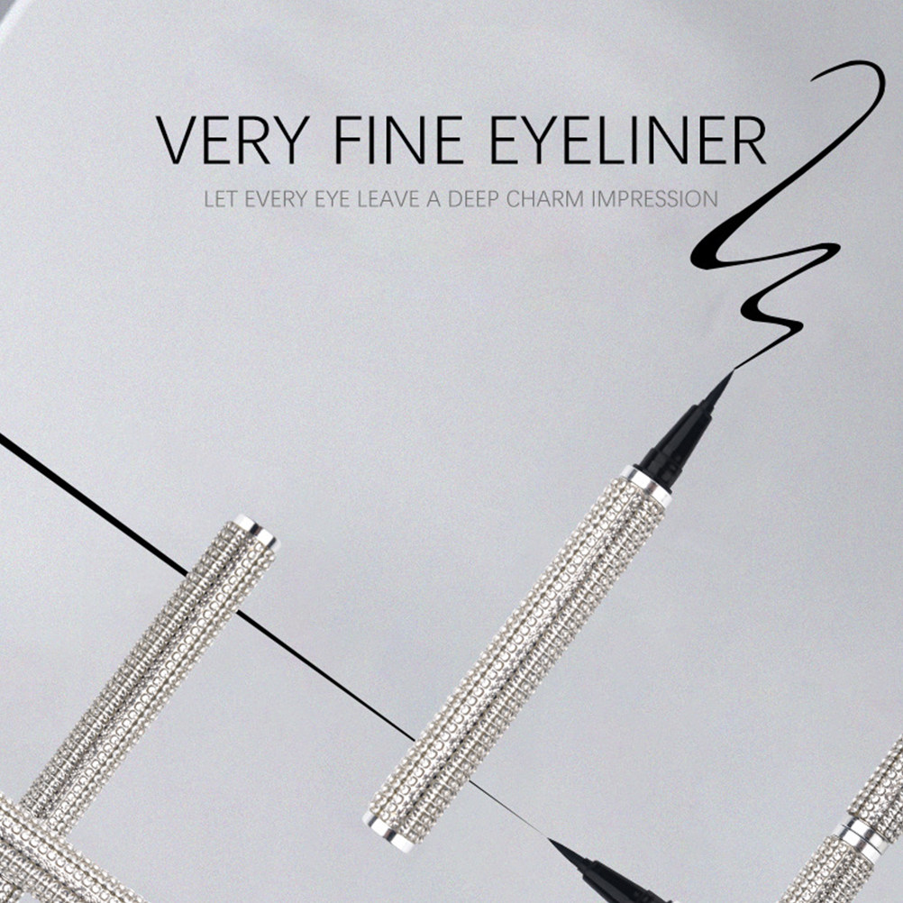 Beauty Makeup Look - Eyeliner Pen Liquid Formula Smooth Gliding